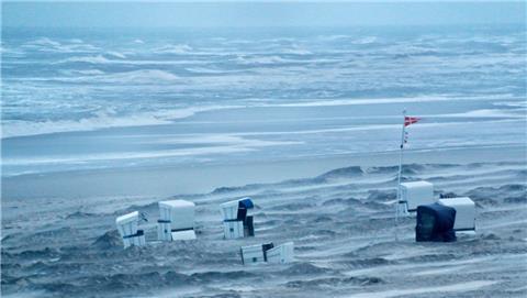 Sturm "Mortimer" hat im Norden wenig Schäden angerichtet. Viele Bäume hielten stand, im Gegensatz zu den umgestürzten Strandkörben am Nordseestrand auf Wangerooge.