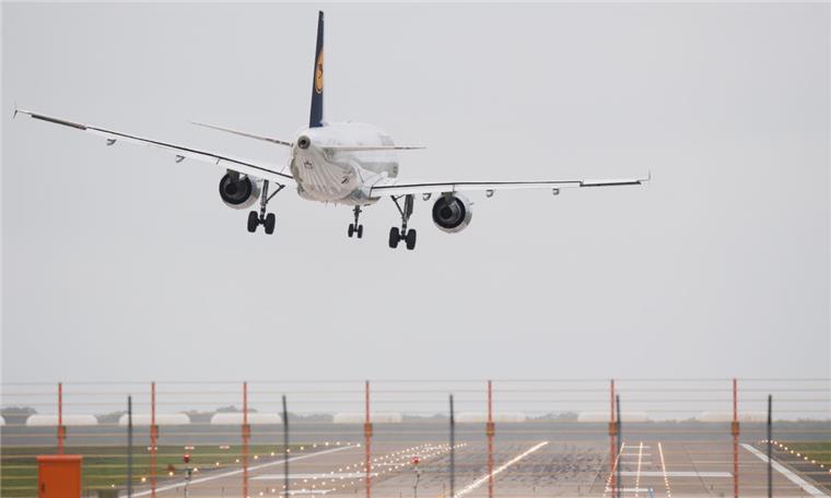 Sturm "Xavier" bereitet den Piloten - wie hier in Hannover - große Probleme. 