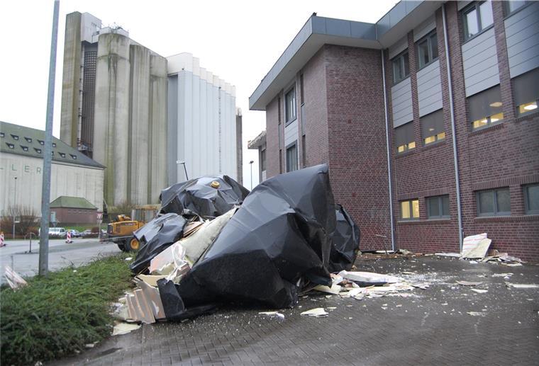 Sturmschaden im Braker Hafen: Die Dachhaut eines Sozialgebäudes wurde komplett abgerissen.