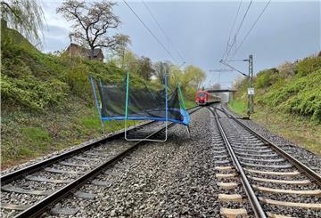 Sturmtief Eugen hat am Dienstag ein Trampolin kurz vor dem Bahnhof Horneburg auf die Gleise geweht.