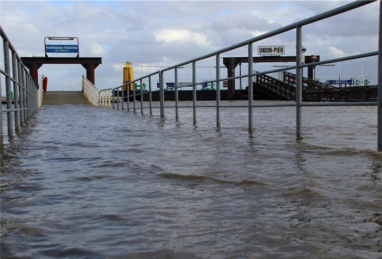 Sturmflut an der Küste der Wesermarsch Sturmtief Gisela hat am Donnerstagnachmittag auch die Küste in der Wesermarsch stellenweise überflutet, wie hier den Anleger des Nordenhamer Ruderclubs und den Unionpier.