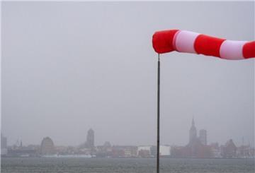 Ein Windsack steht fast horizontal in der Luft und zeigt den Wind an. Foto: Stefan Sauer/dpa/ZB/Symbolbild