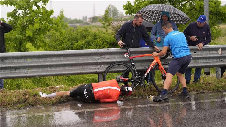 108. Giro: Roglic steigt aus - del Toro mit Zeitverlust Sturz des Radfahrers Joshua Tarling.