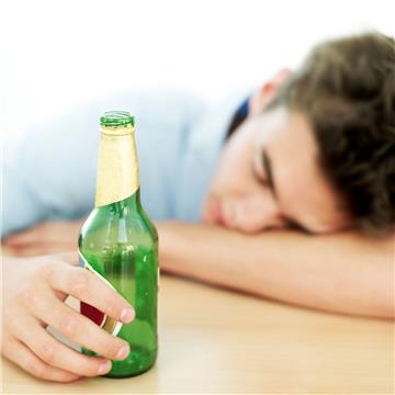 Sturzbetrunken: Das Bild ist zwar gestellt, zeigt aber, wie uncool es ist, zu tief ins Glas zu schauen.