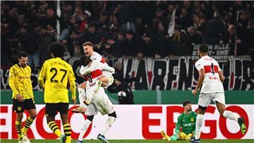 Stuttgarts Serhou Guirassy (3.v.l.) und Maximilian Mittelstädt (2.v.r.) feiern das 2:0.