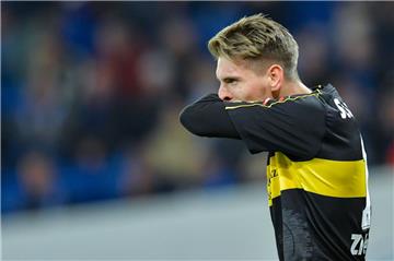 Stuttgarts Torwart Ron-Robert Zieler ist überhaupt nicht begeistert.