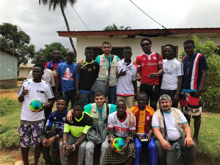 Suayb Gürbüz (hintere Reihe, Fünfter von rechts) hat in Liberia Fußballtrikots verschenkt. Die hat er von seinen Teamkollegen vom 1. FC Nordenham mit auf seine Reise in das westafrikanische Land bekommen. 
