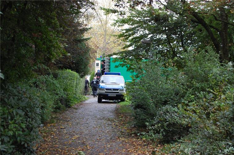 Mutmaßlicher Kinderschänder in Brake: Polizei-Großaufgebot durchkämmt Rosenburgring Suche nach Beweismitteln: Auch Polizeitaucher rückten am Mittwochnachmittag nach Brake aus.