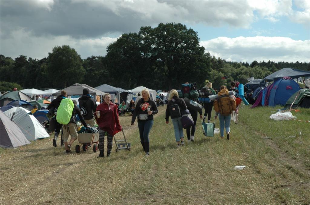 Suche nach einem guten Platz. Allmählich füllt sich der Campingbereich.