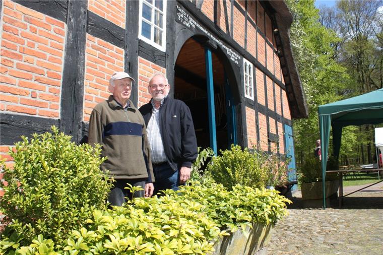 Ein Hüter für das Heimathaus in Beverstedt gesucht Suchen ein neues Betreuer-Ehepaar für das Heimathaus Wachholz: Rolf Börger (links) und der Vorsitzende Klaus Böse vom Heimatverein.