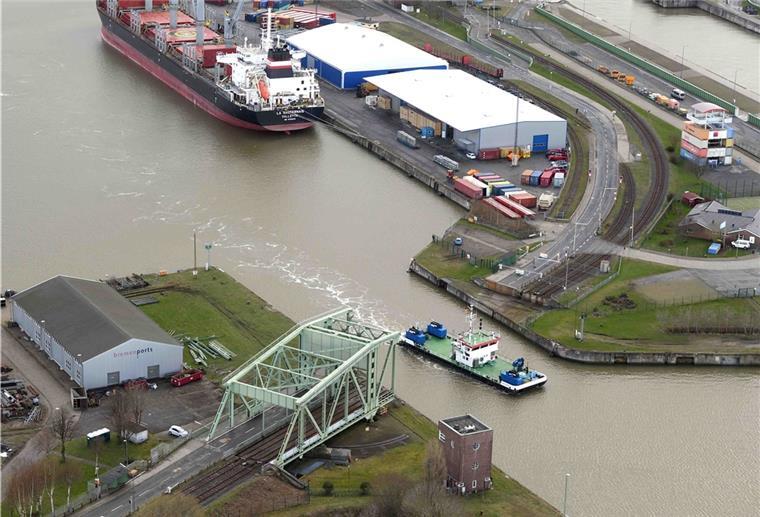 Fähre als Ersatz für havarierte Drehbrücke Südlich der havarierten Drehbrücke soll künftig eine Fähre als provisorische Querung den Verkehr zur Columbusinsel ermöglichen. Foto: Scheer