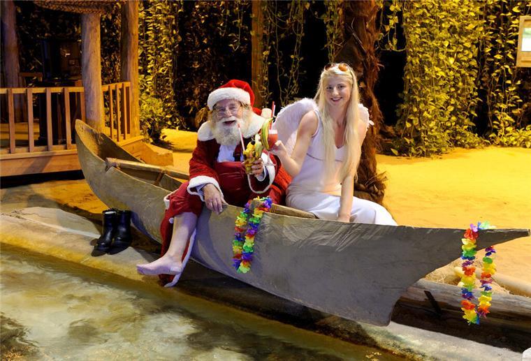 Weihnachtsmann und ein Engel in einem Kanu
