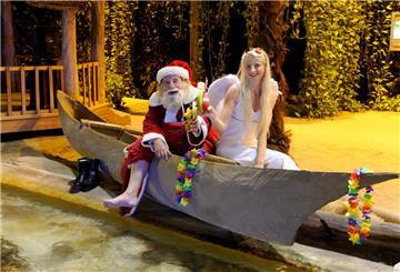 Weihnachtsmann und ein Engel in einem Kanu