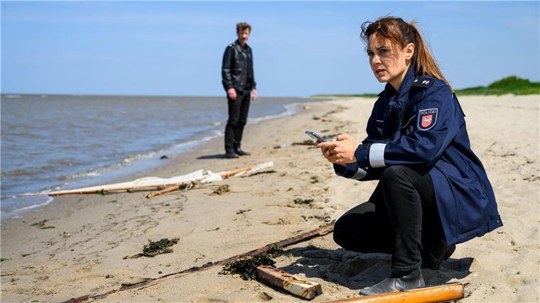 Ein Toter in der Sauna: Das „Friesland“-Team ermittelt Süher Özlügül untersucht die Überreste eines Segelbootes.