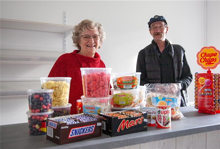 Süßigkeiten sind für einen „Tante Emma“-Laden ein Muss, sind sich die Betreiber des neuen Midlumer Dorfladens, Gabriele und Helmut Cierlitzki, einig.
