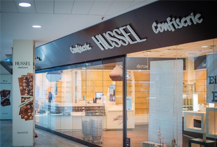 „Vorerst“ geschlossen: Was wird aus diesem Geschäft in der Bremerhavener City? Süßwarenfachgeschäft "Hussel" schließt seinen Standort im Bremerhavener Columbus-Center. Foto: Hartmann