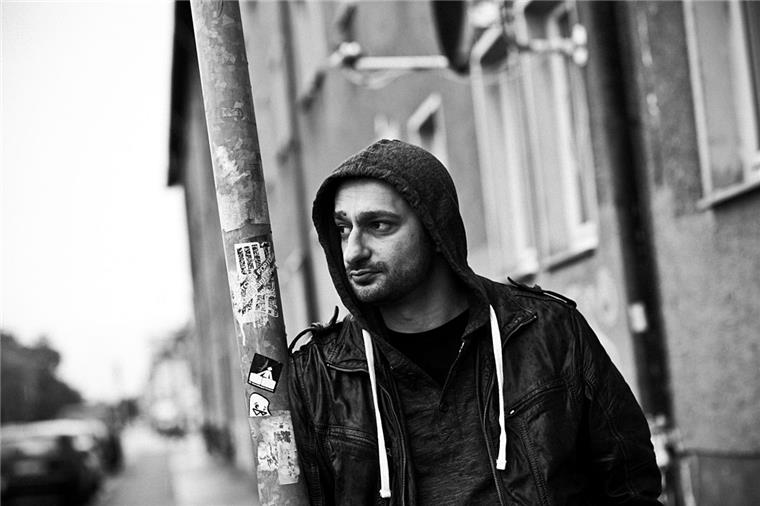 Poetry Slam rund ums Thema Flucht Sulaiman Masomi leitet den Workshop und slammt auch selbst bei seinem Solo-Abend.
