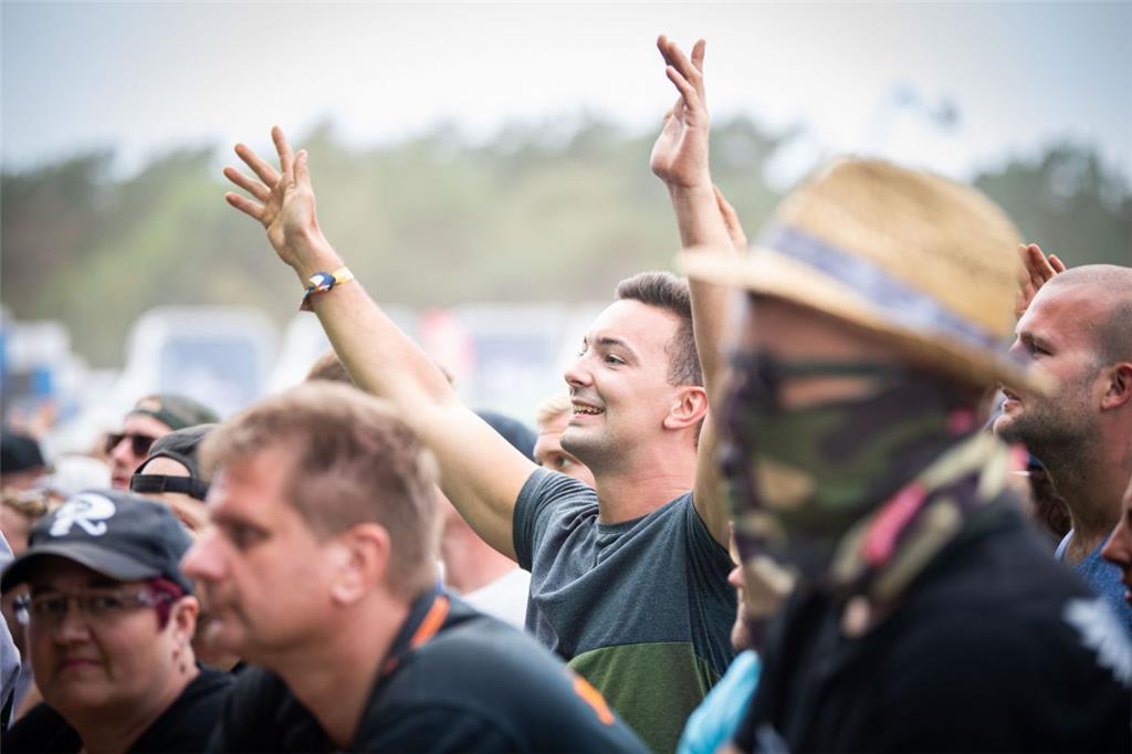 Super Stimmung beim Deichbrand: Festivalgäste feiern den Auftritt der britischen...