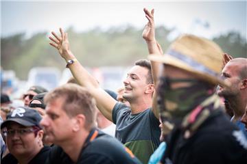 Super Stimmung beim Deichbrand: Festivalgäste feiern den Auftritt der britischen...