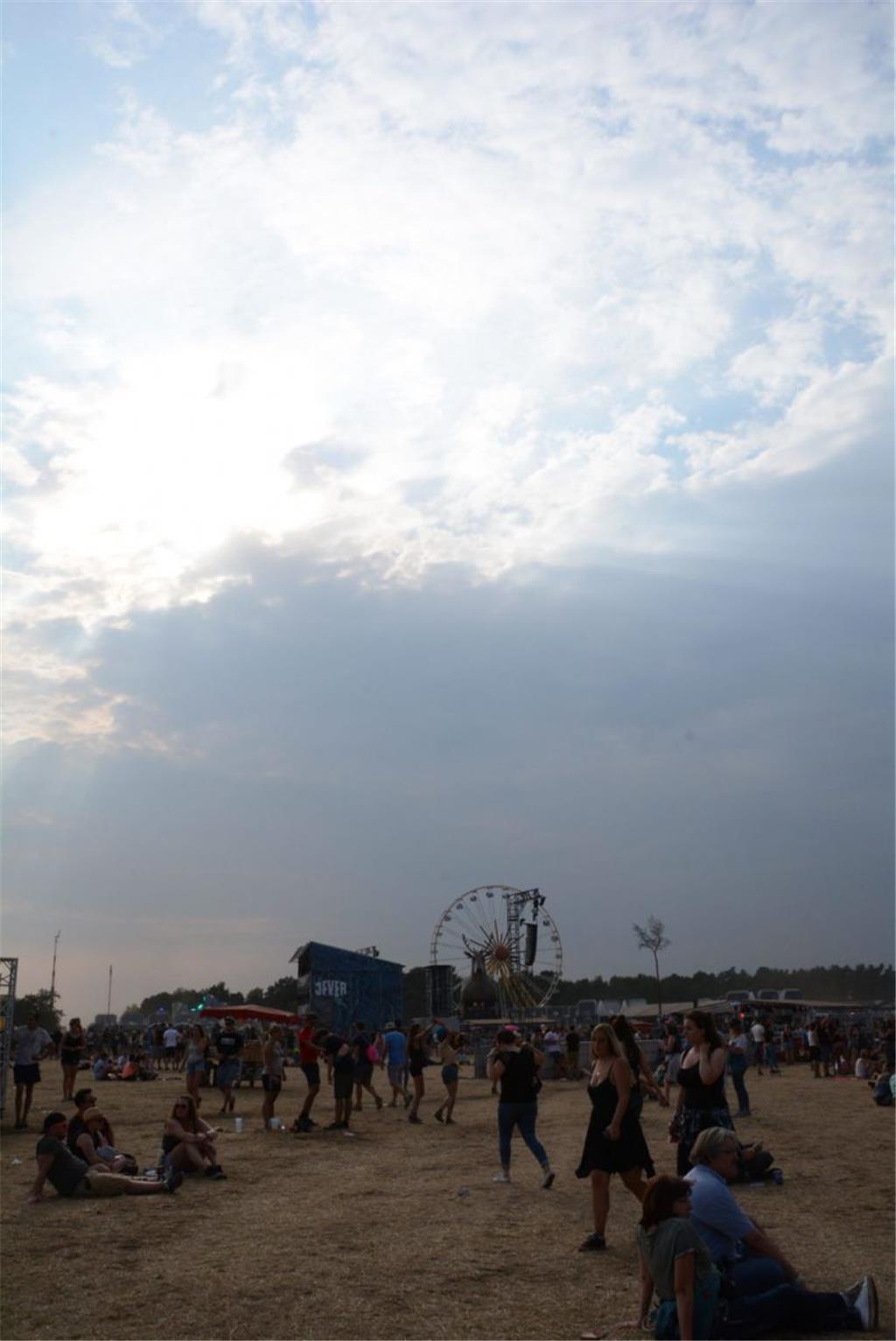 Super Stimmung und mega Musik. Dazu Sonnenschein. Läuft beim Deichbrand. Foto: M...
