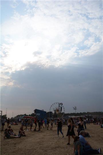 Super Stimmung und mega Musik. Dazu Sonnenschein. Läuft beim Deichbrand. Foto: M...