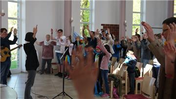 Superintendentin Heike Burkert betet mit allen und singt ein Mitmachlied.