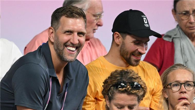 Auszeit, Camping, Tennis mit Nowitzki: Bolls Rentenpläne Superstar Dirk Nowitzki (l) mit Tischtennis-Nationalspieler Patrick Franziska.