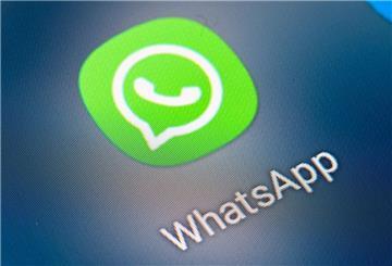  Auf dem Bildschirm eines Smartphones sieht man das Icon der App Whatsapp. 