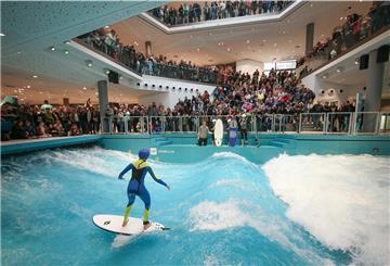 Surfen in einem Kaufhaus.
