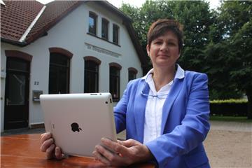 Surfen mitten im Dorf: Claudia Theis wünscht sich öffentliche Hotspots etwa vor Dorfgemeinschaftshäusern wie hier in Kassebruch.  