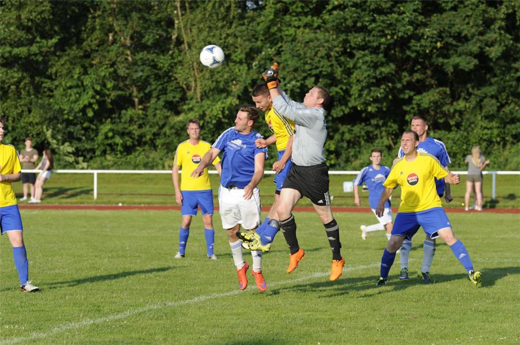 Surheides guter Torhüter Markus Eckstein faustet auch diesen Ball aus der Gefahr...