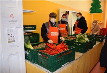 Surkabi Mohammad Zahr, Abdullah Othmann und Johanna Brößling (von links) helfen, die Kunden der Tafel mit Obst und Gemüse zu versorgen.