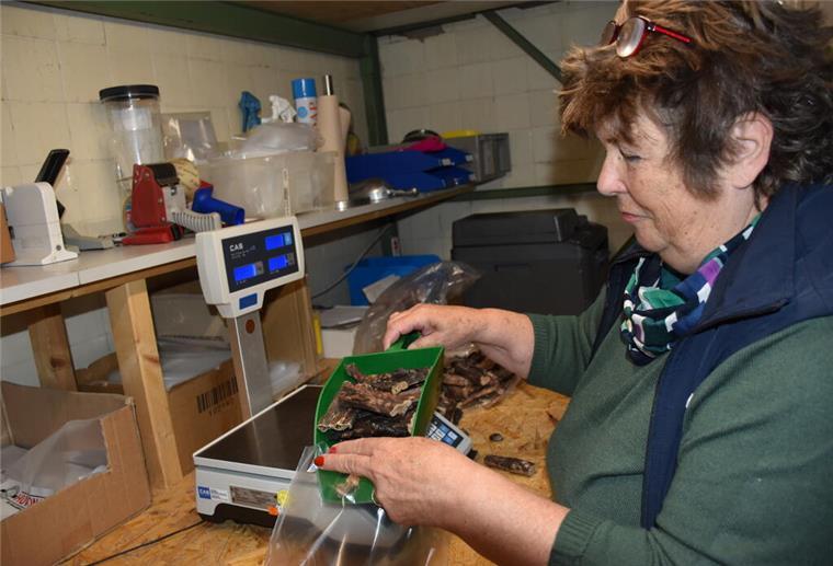 Susanne Corall beim Abfüllen von Leckerlitüten für Hunde.