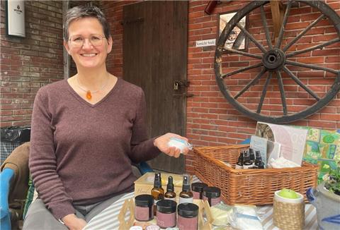 Frau mit Kosmetika