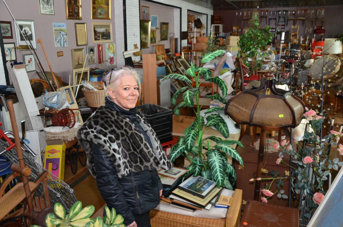 Susanne Götze nutzt unter anderem den Saal und die Kegelbahn der einstigen Gaststätte „Zum Deutschen Haus“ in der Lange Straße 114 als Verkaufsfläche ihrer Second-Hand-Waren. Dort finden sich viele Artikel - von der Kunstrose bis zum Katzenkratzbaum.  
