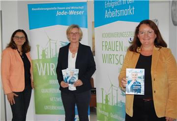 Susanne Herbst, Raphaela Gerdes-Schmidt und Gaby Koopmann (von links) von der Koordinierungsstelle Frauen und Wirtschaft sind stolz auf das neue Halbjahresprogramm, das 27 Veranstaltungen für Frauen umfasst.