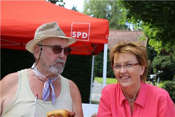 Susanne Mittag, die sich zum zweiten Mal um einen Sitz im Deutschen Bundestag bewirbt, ist viel in ihrem Wahlkreis unterwegs. Das Foto zeigt sie an einem Informationsstand der SPD auf dem Wochenmarkt in Rodenkirchen.