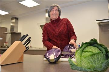 Susanne Peters rückt dem Rotkohl mit einem Brotmesser zu Leibe.  