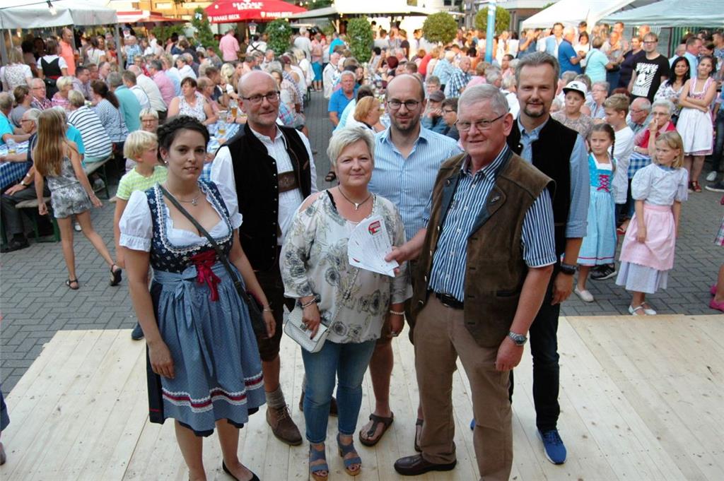 Susanne Scharf aus Sittensen hat 300 Euro gewonnen. Mit ihr freuen sich die Vert...