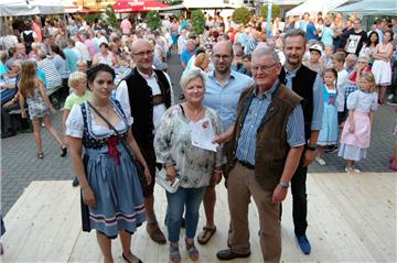 Susanne Scharf aus Sittensen hat 300 Euro gewonnen. Mit ihr freuen sich die Vert...