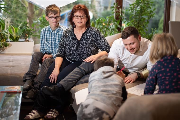 Susanne Schmidt (Zweite von links) und ihr nun erwachsener Pflegesohn David (rechts daneben) lieben die gemeinsame Spiel-Zeit mit den drei jüngeren Pflegekindern.
