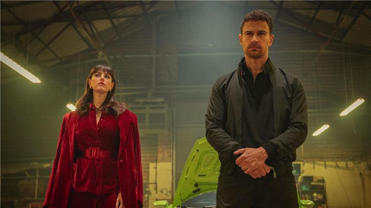 Das sind die Streaming-Tipps für die Woche Susie Glass (Kaya Scodelario) und Eddie Horniman (Theo James) in einer Szene aus „The Gentlemen“.