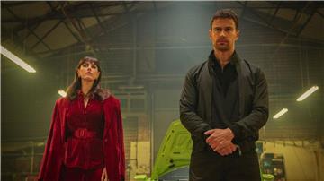 Susie Glass (Kaya Scodelario) und Eddie Horniman (Theo James) in einer Szene aus „The Gentlemen“.