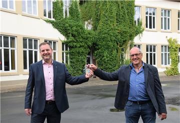Sven Beckmann (Exklusiv Immobilien, links) und Bert Freese (Stadt Nordenham) freuen sich, dass das Detmolder Unternehmen nun mit der Detailplanung für die zukünftige Gestaltung der ehemaligen Nordschule und des Geländes drumherum beginnen kann.