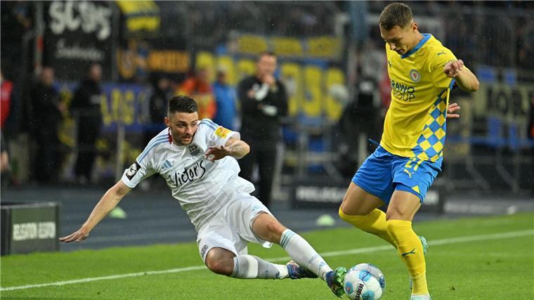 Sven Köhler (r) von Eintracht Braunschweig - hier im Zweikampf mit Saarbrückens Maurice Multhaup.
