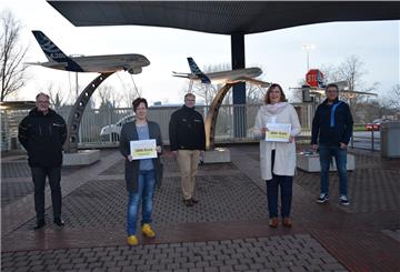 Svenja Faehse, Leiterin des Kinderhauses Blauer Elefant in Einswarden, und Petra Warmer, Elternvertreterin der Karl-Eichler-Schule der Lebenshilfe Wesermarsch für Menschen mit Behinderungen in Brake, haben gestern stellvertretend für die 13 Projektträger die symbolischen Spenden-Schecks der Glückspfennig-Aktion von Premium Aerotec entgegengenommen. Sie wurden von Glückspfennig-Koordinator Ralf Hesse (von links), Personalleiter Dirk Schumacher und dem Betriebsratsvorsitzenden Michael Eilers übergeben.