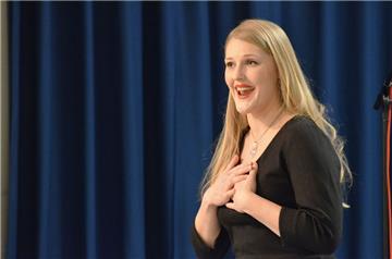 Svenja Schicktanz aus Tarmstedter steht am Anfang ihrer Karriere als Sängerin. Zurzeit spielt sie in der Kammeroper Hamburg die Titelrolle in „Die lustige Witwe“.