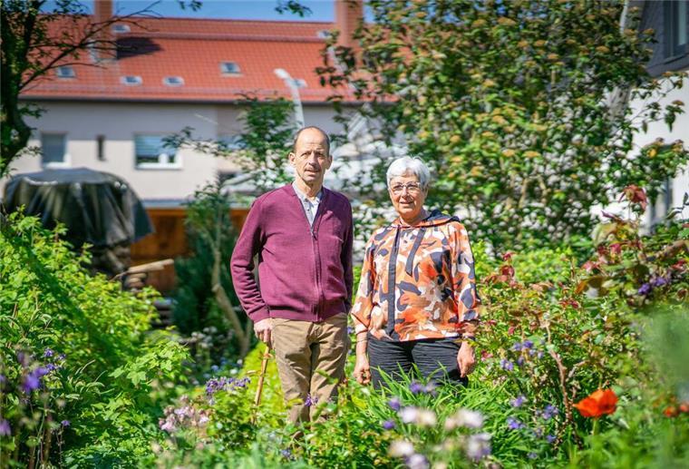 Offene Gartenpforte 2023: Diese 30 Gärten sind dabei Sybille Böschen und Hubert Paetz vom Grünen Kreis Bremerhaven sind voller Vorfreude auf die Aktion „Offene Gartenpforte“. Foto: Hartmann