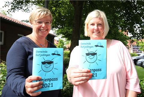 Sylke Maskow (von links) und Svenja Decker vom Organisationsteam der Gemeinde Butjadingen haben das neue Ferienpass-Gutscheinheft entwickelt.