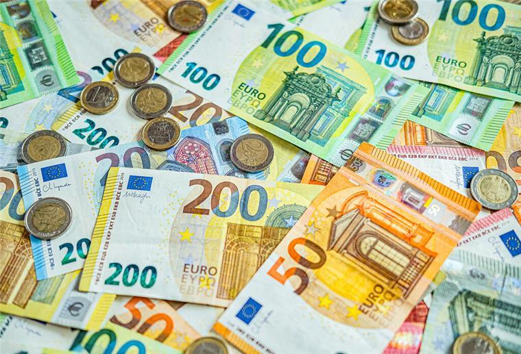 Einmaliger Antrag reicht: bis zu 10.000 Euro Zuschuss pro Haus möglich Münzen und Geldscheine.
